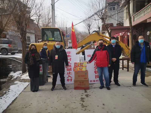 當前，新型冠狀病毒的肺炎疫情防控形勢嚴峻，小區(qū)是城市治理的基本單元，物業(yè)更是疫情防控的第一戰(zhàn)線。疫情就是命令，防控就是責任，為打贏這次防疫戰(zhàn)，三箭物業(yè)公司于1月23日便成立了應對新型冠狀病毒疫情聯(lián)防聯(lián)控領(lǐng)導小組，明確分工，各司其職，把做好疫情防控工作作為當前的首要任務，迅速安排各物管部積極采取防控措施，竭力守護業(yè)主、員工的健康安全，維護園區(qū)的和諧穩(wěn)定。